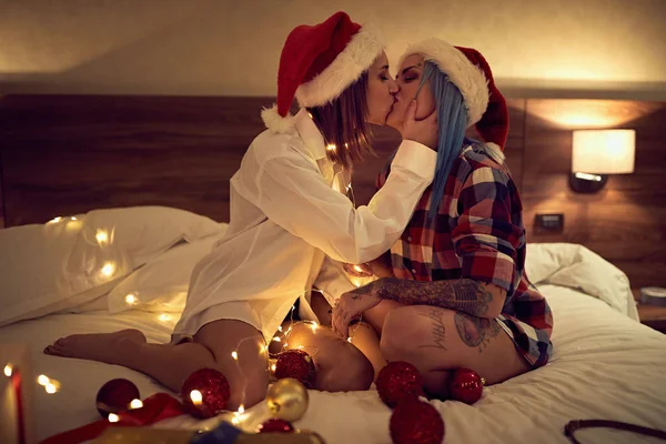 Meninas sexy usando chapéus de Papai Noel em preliminares — Fotografia de Stock
