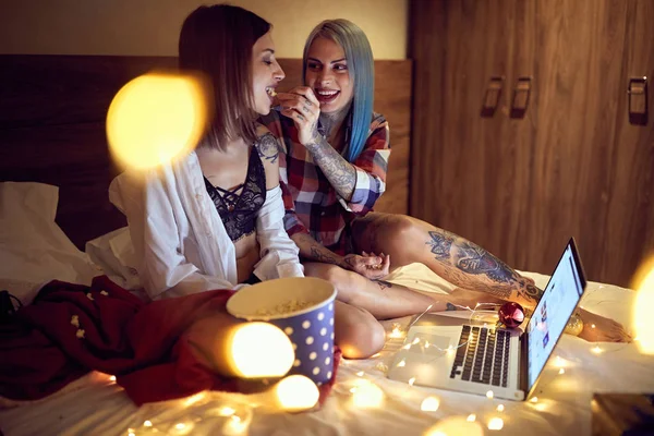 Lesbianas novias divertirse en la cama —  Fotos de Stock