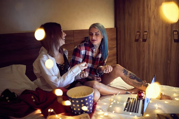 Dvě lesbičky spolu stráví Štědrý večer — Stock fotografie