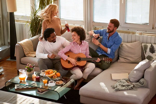 Grupo de amigos divirtiéndose en casa —  Fotos de Stock