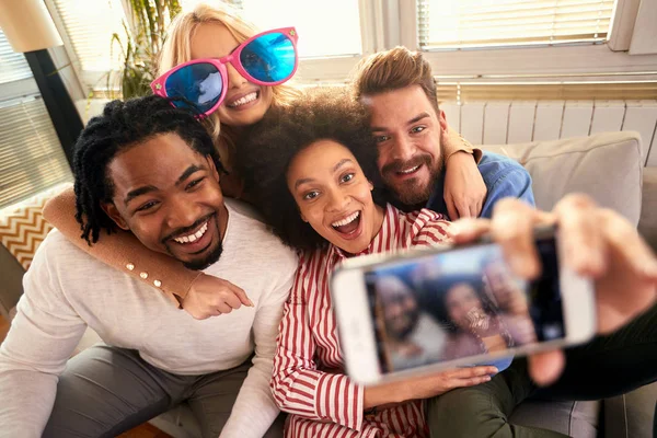 Amigos haciendo selfie —  Fotos de Stock