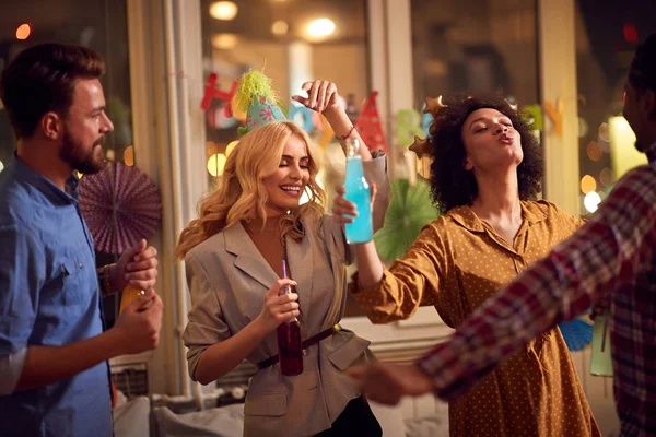 Pessoas felizes comemorando aniversário — Fotografia de Stock