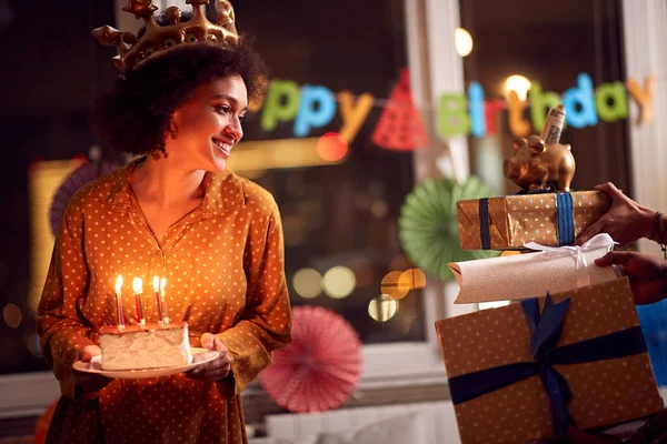 Menina de aniversário olhando para o presente — Fotografia de Stock