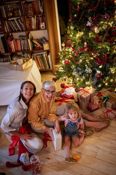 Familie und kleines Mädchen fiebern Weihnachten entgegen — Stockfoto