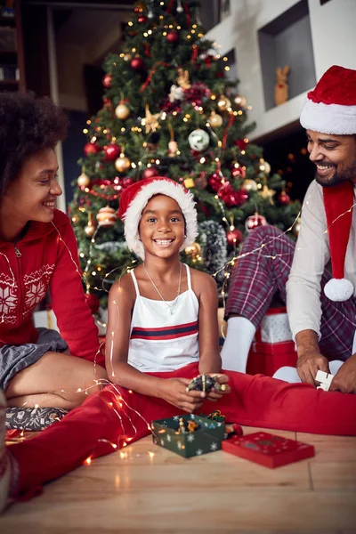 Glückliches Mädchen Mit Eltern Vor Geschmücktem Weihnachtsbaum — Stockfoto