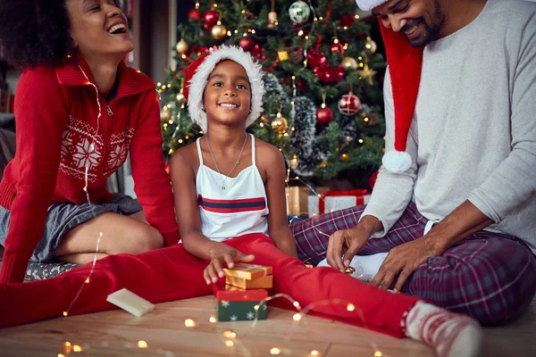 Neşeli genç aile Noel 'in tadını çıkarıyor.