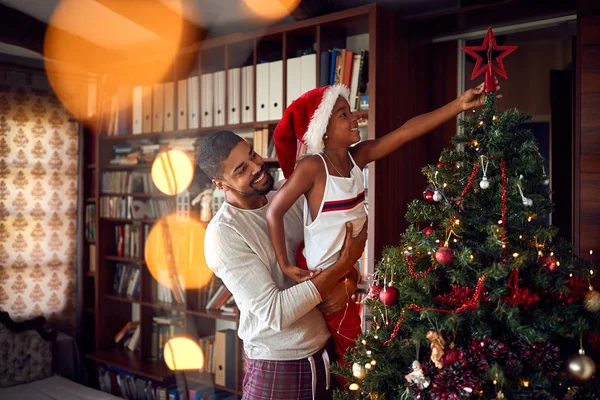 Padre e hija poniendo adornos en el árbol de Navidad — Foto de Stock