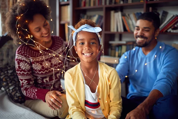 Chica celebrando la Navidad con su familia — Foto de Stock