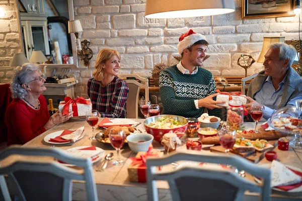 Troca de presentes de Natal, família feliz — Fotografia de Stock