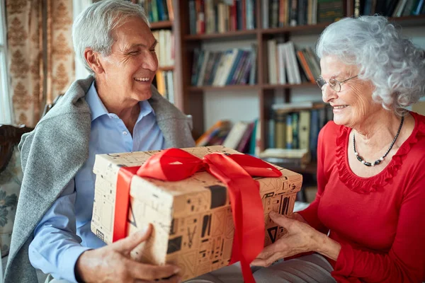 Liefdevolle man geeft een kerstcadeau — Stockfoto