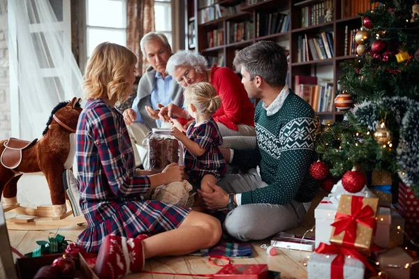 Karácsonyi ajándékok, családi élvezetek, édességesüveg — Stock Fotó