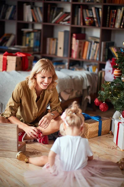 Mamá y su hija bajo el árbol de Navidad — Foto de Stock