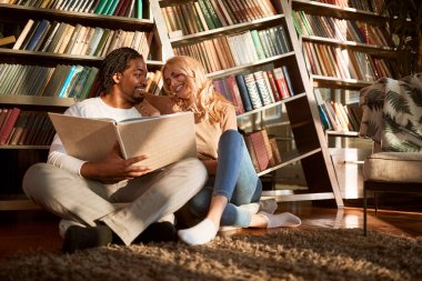 Kütüphanedeki çift