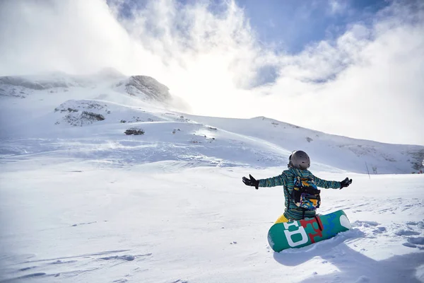 Chica Snowboarder feliz con snowboard, invierno en la montaña — Foto de Stock