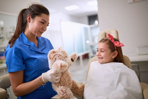 Zahnarzt mit Teddybär entspannt Kind — Stockfoto