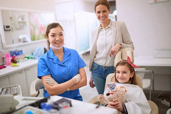 Niño con mamá en el dentista — Foto de Stock