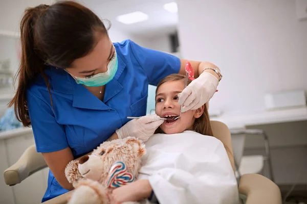 歯医者は子供の歯を検査する。歯の検査 — ストック写真