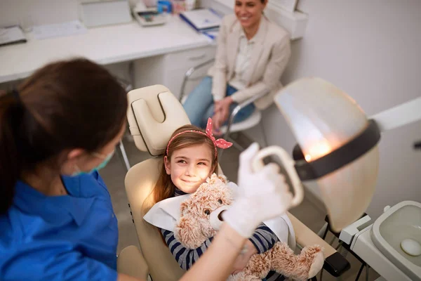 Vista dall'alto del bambino sulla sedia dentale — Foto Stock