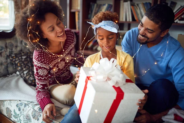 Lycklig afroamerikansk flicka fira jul wuth hennes familj — Stockfoto