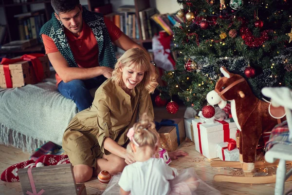 Familia feliz decorando el árbol de Navidad — Foto de Stock