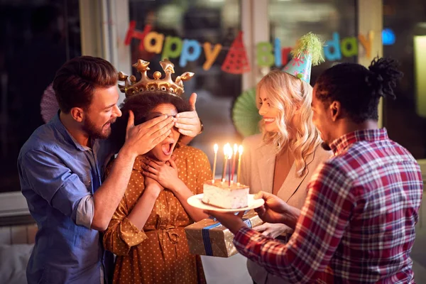 Überraschte Mädchen erhalten Geburtstagstorte — Stockfoto