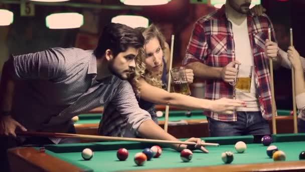 Jóvenes Felices Disfrutando Del Juego Billar Juntos — Vídeos de Stock