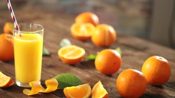 Naranjas Cortadas Jugo Vidrio Sobre Fondo Madera — Vídeo de stock