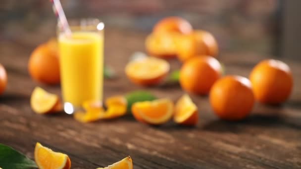 木背玻璃杯切碎的橙子和果汁 — 图库视频影像