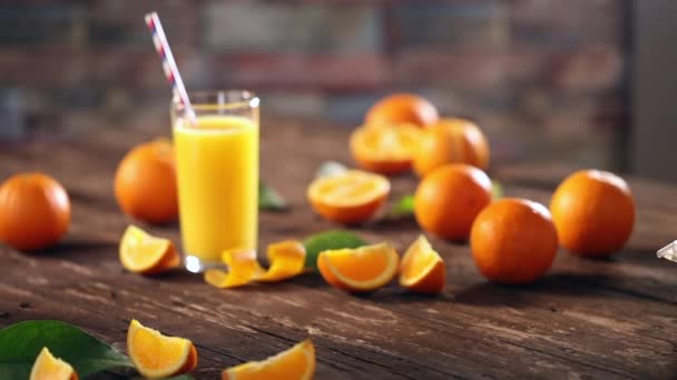 Oranges Coupées Jus Verre Sur Fond Bois — Video