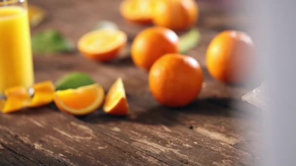 Geschnittene Orangen Und Saft Glas Auf Holzgrund — Stockvideo