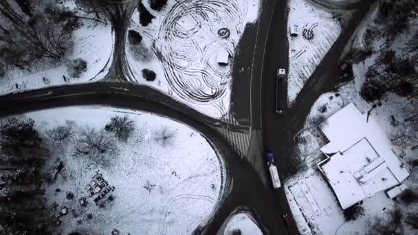 Carro Dirigindo Estrada País Inverno Floresta Nevada Vista Aérea Drone — Vídeo de Stock