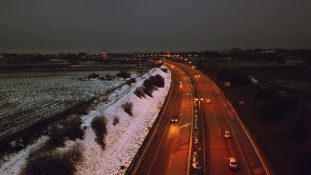 Αυτοκίνητο Οδήγησης Για Χειμώνα Επαρχιακό Δρόμο Χιονισμένο Δάσος Εναέρια Θέα — Αρχείο Βίντεο