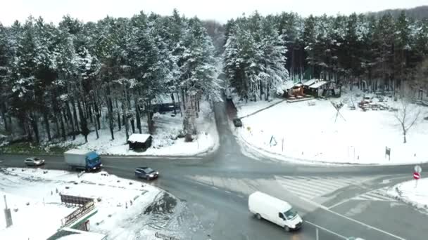 Auto Rijden Winterland Weg Besneeuwd Bos Luchtfoto Van Drone — Stockvideo