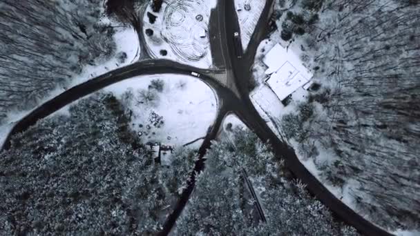 Carro Dirigindo Estrada País Inverno Floresta Nevada Vista Aérea Drone — Vídeo de Stock