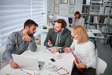 Ofiste takım olarak çalışan iş adamları..