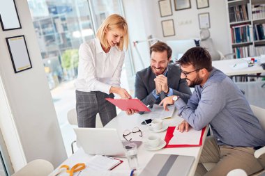 İş adamları birlikte çalışıyor ve iletişim kuruyor. .