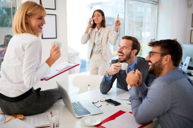 İş yerinde verimli bir gündü. Ofisteki iş adamları.