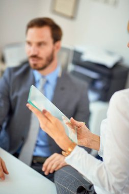 Akıllı iş ekibi. Çalışanların işbirliği ve analizi.