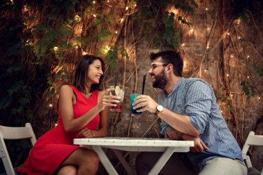 Birbirine aşık çiftler romantik bir akşam yemeği ve içecek..