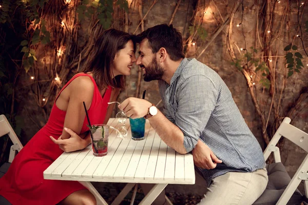 Uomo e donna festeggiano San Valentino in un romantico ristorante . — Foto Stock