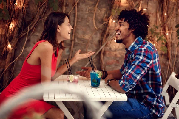 Jongeman en vrouw samen lachen en genieten op valentijn — Stockfoto