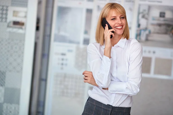 Retrato de mulher de negócios falando em um telefone durante a pausa f — Fotografia de Stock