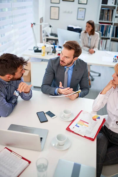 Groupe de gens d'affaires travaillant en équipe au bureau . — Photo