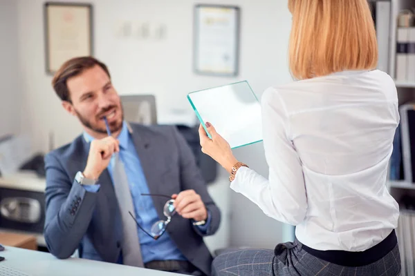 Zusammenarbeit und Analyse von Mitarbeitern im Büro . — Stockfoto