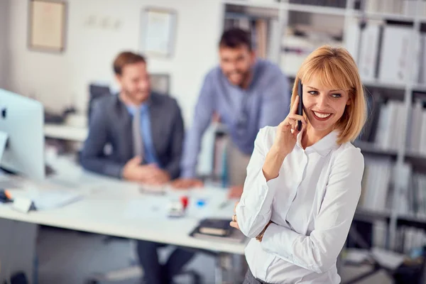 Kobieta pracownik w office.business kobieta cieszy się w pracy. — Zdjęcie stockowe