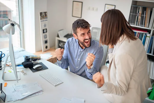 Travail d'équipe - les gens d'affaires travaillent et discutent ensemble au large — Photo