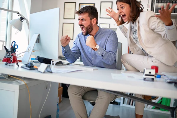 Homme d'affaires et femme travaillant et discutant ensemble au bureau — Photo