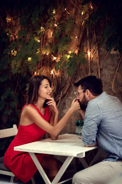 Lokantada romantik bir çift. Romantik bir randevuda erkek ve kadın.. — Stok fotoğraf