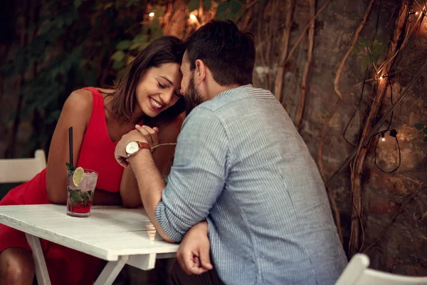 Casal abraçando no bar e ter data.Casal no amor  . — Fotografia de Stock