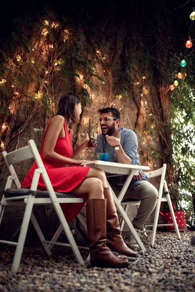 Hombre y mujer enamorados en una cena romántica y bebida . —  Fotos de Stock